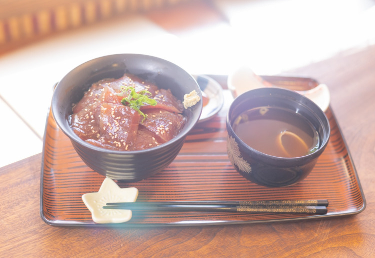 まぐろの漬け丼